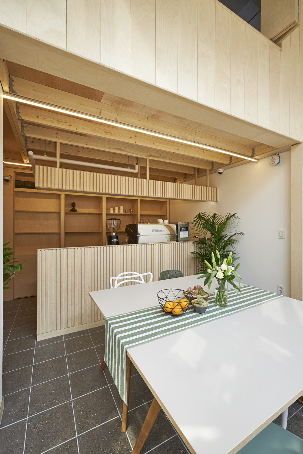 十平米清爽双层咖啡馆，展现简约设计魅力-17