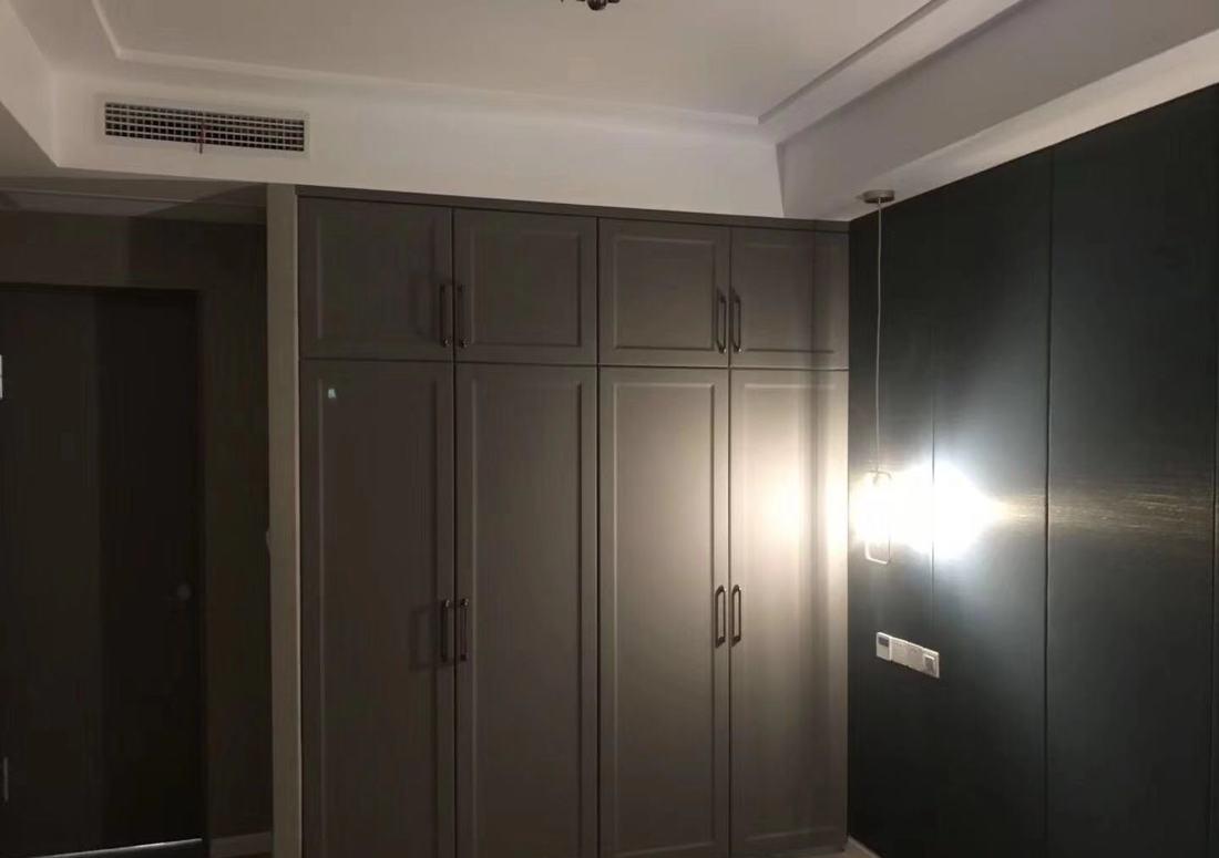 小居后现代轻奢风 | 白色柜面、墨绿背景、钛金柱灯-2