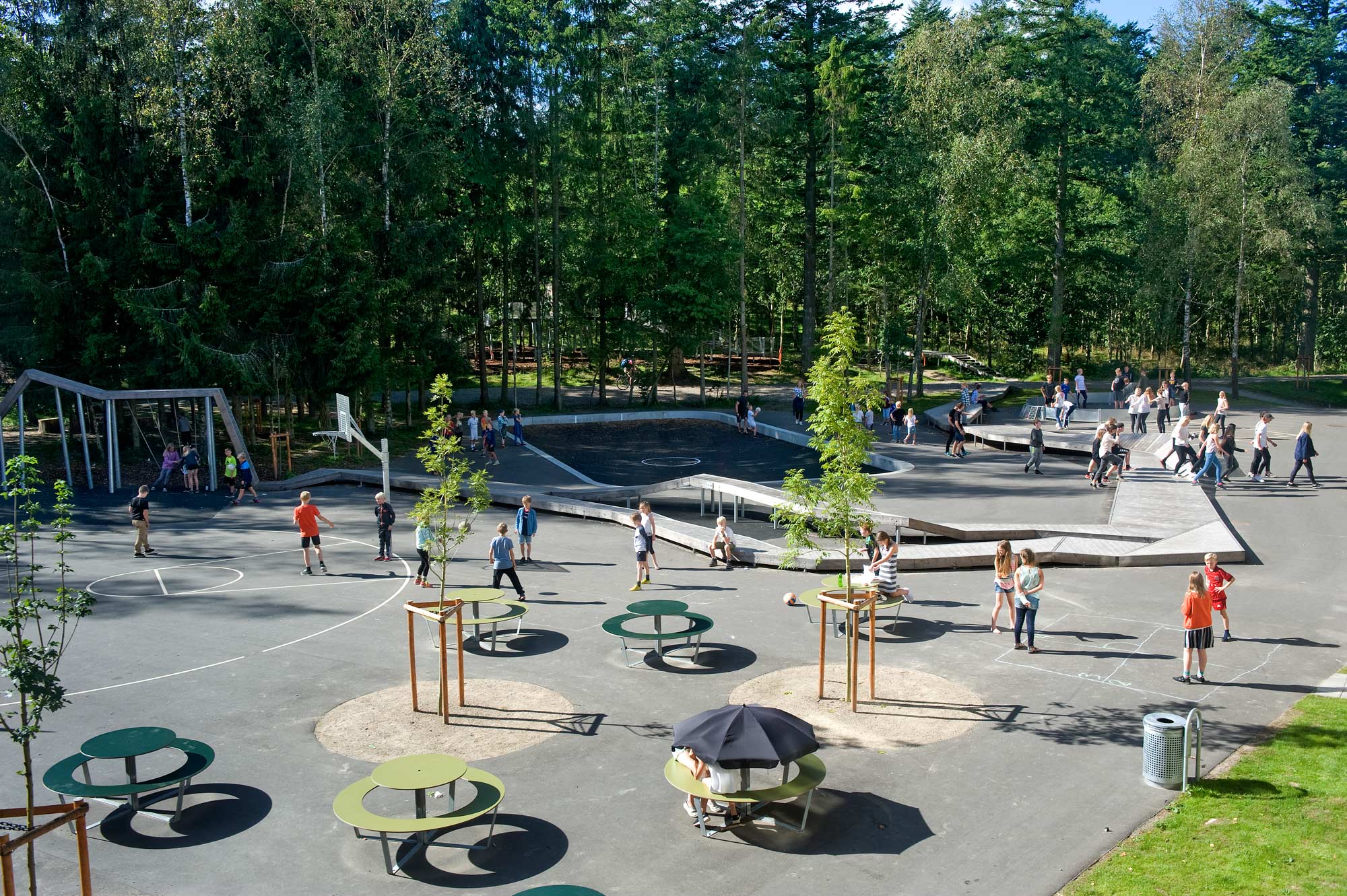 活力校园森林里的运动环丨丹麦丨VEGA landskab-2