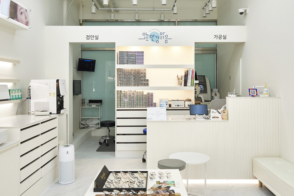 现代简约 14 平米眼镜店设计-12