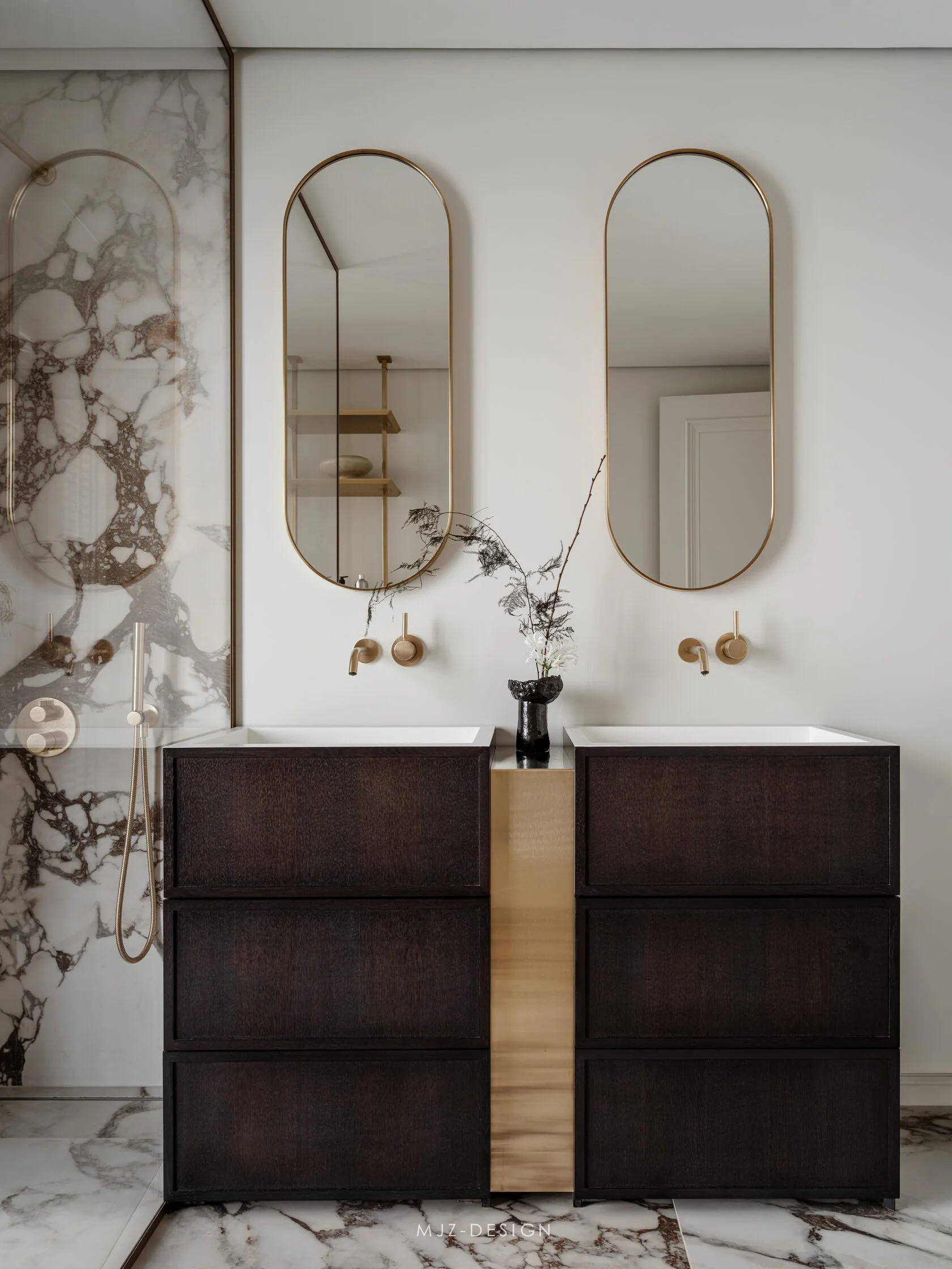 波克隆纳亚街 9 号,127 室(注:由于POKLONNAYA推测为俄语街道名,音译为波克隆纳亚街,127结合常见情况推测为房间号等,若实际情况不符,请提供更多背景信息) 丨俄罗斯莫斯科丨QUADRO ROOM-32