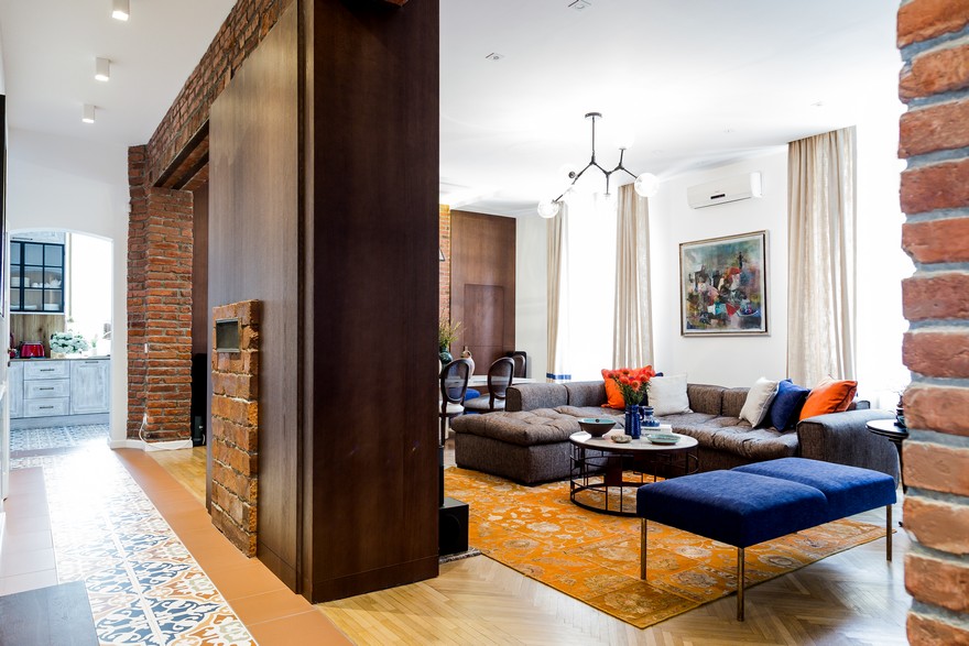 布加勒斯特英式乡村别墅 | 砖墙与橙色调的优雅结合-1