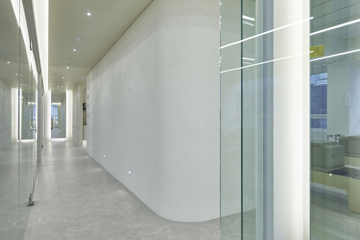 白色典雅，140 平米办公室与公寓的精致设计-19