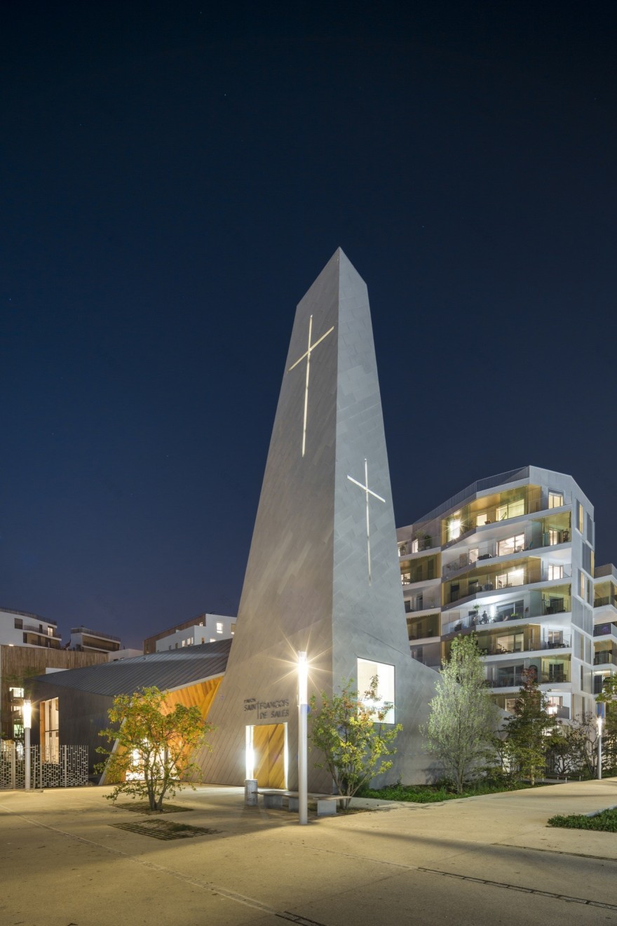 折叠 zinc 外壳中的宁静圣所——法国 Ensemble Pastoral Catholique 教堂设计-28