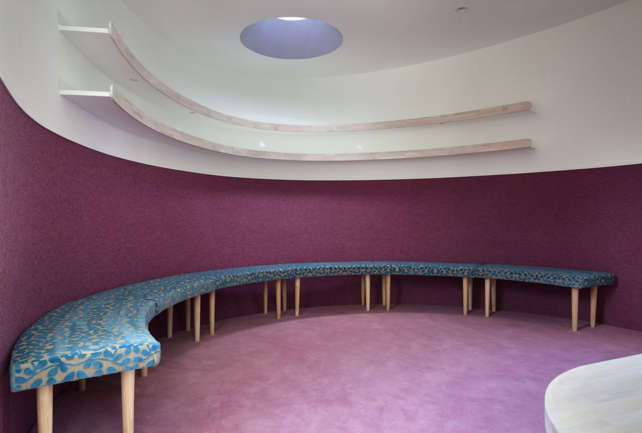 豪华别墅 现代风格一个有绿色屏障设计的弧型 日本 埼玉-4