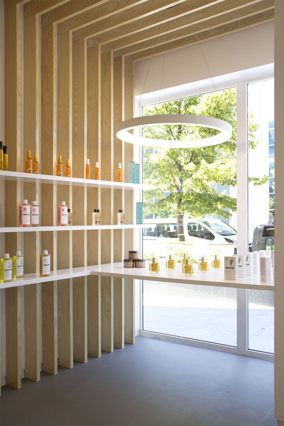 IFEMA 商业园区的精致药店设计-18