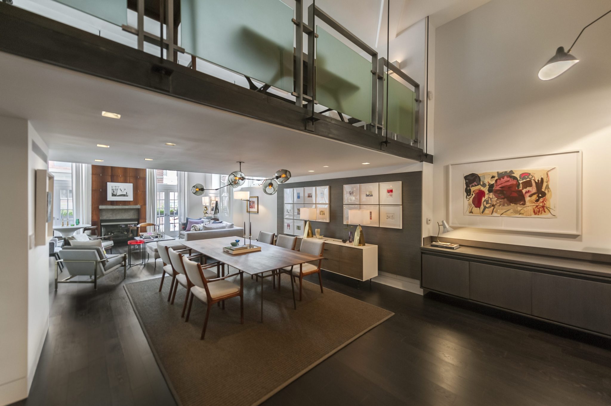 MRTA 打造现代艺术画廊般的切尔西复式公寓-4