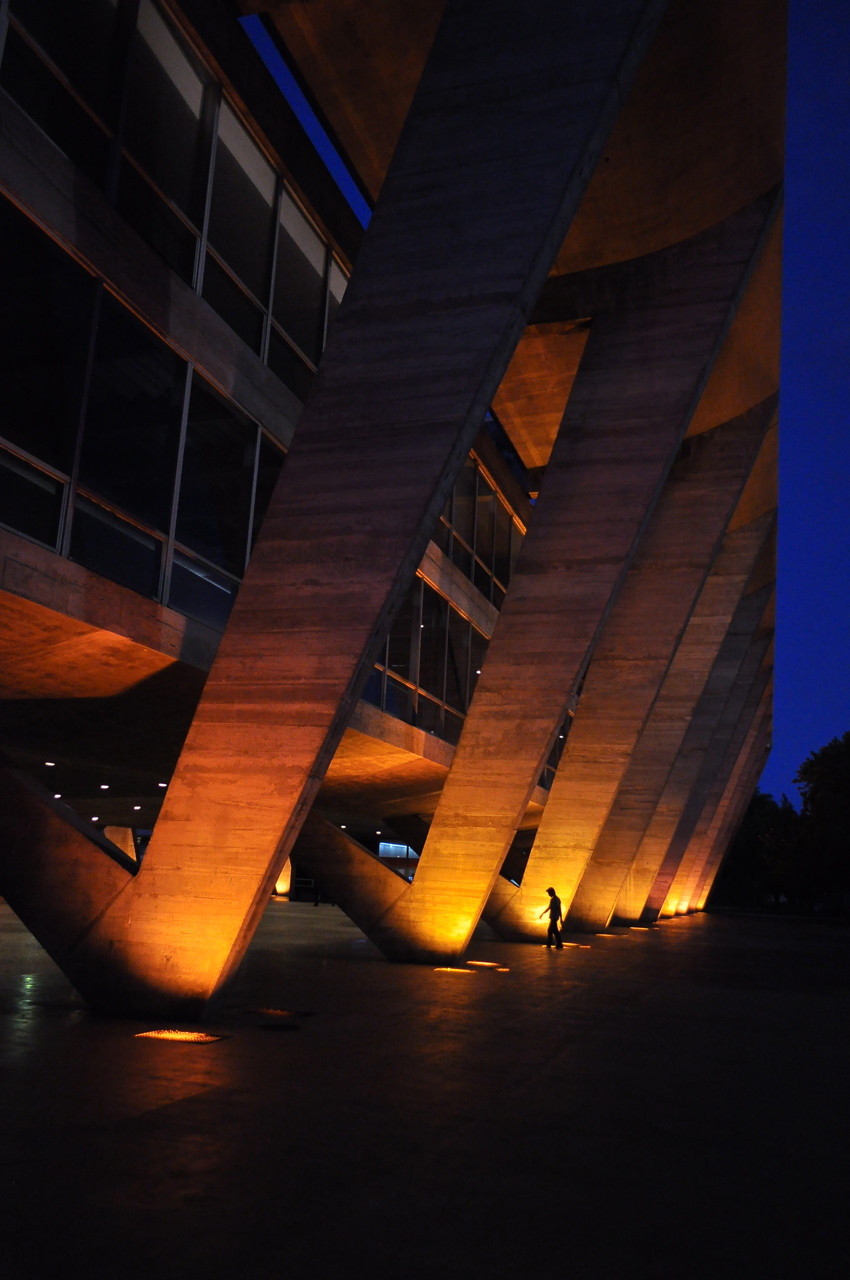 巴西里約熱內盧現代藝術博物館：建築大師 Affonso Eduardo Reidy 採V形柱列、懸吊樓板，打造現代主義建築經典 | FAM-48