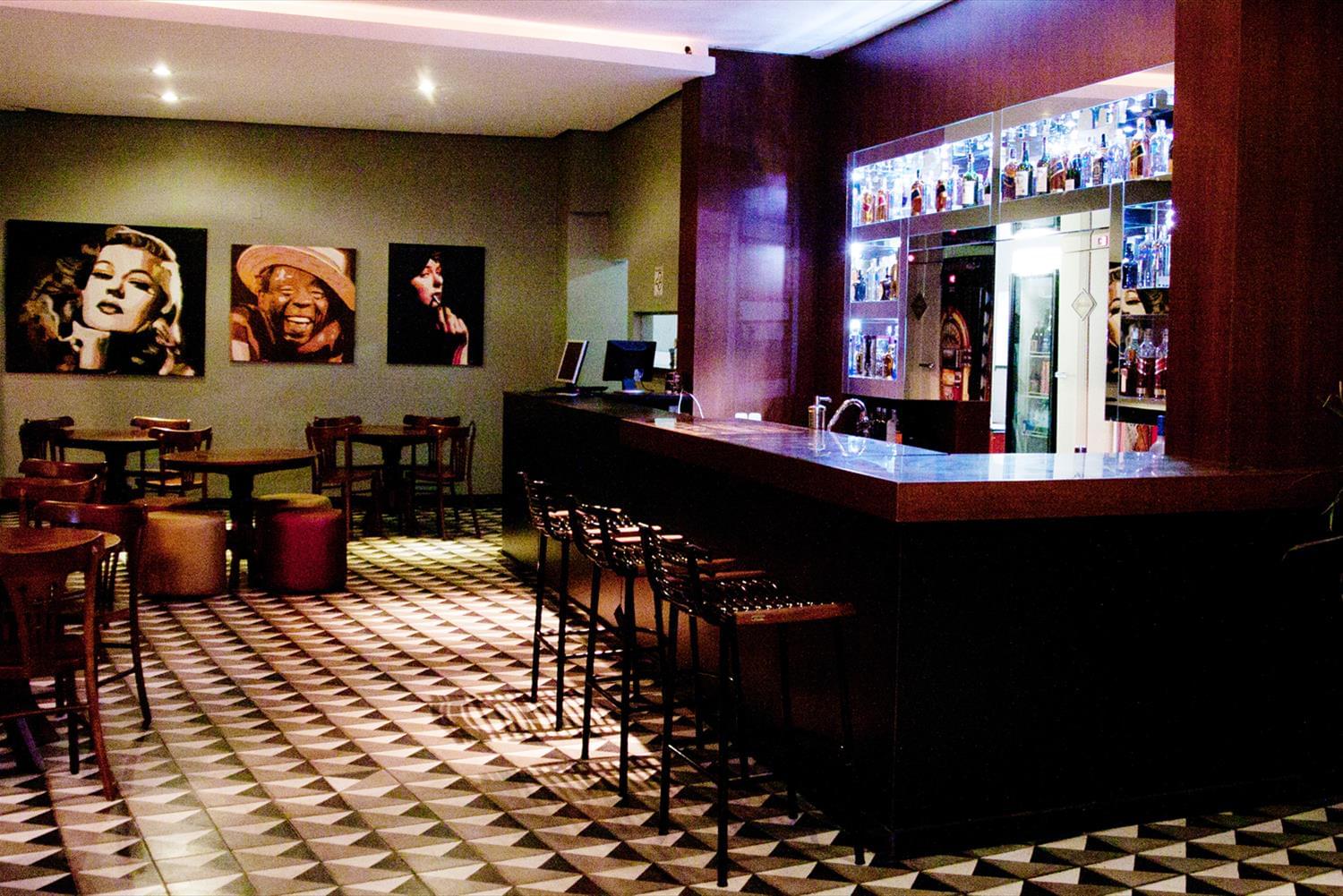 巴西木质酒吧 Sibipiruna 的现代翻新-8