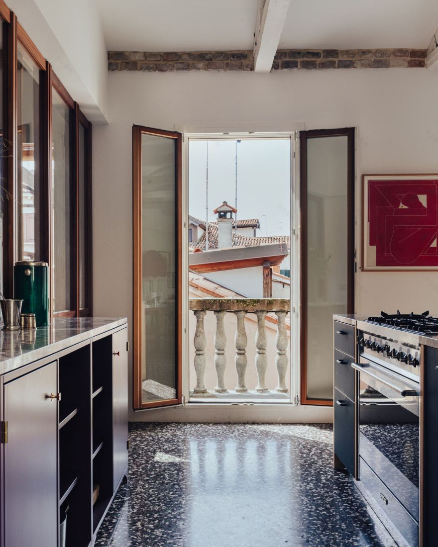 威尼斯昏暗小公寓改造为明亮通风住宅丨意大利-22
