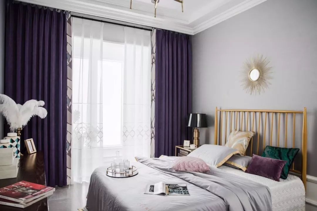 轻奢风卧室设计，黄铜色床铺打造高档氛围-26