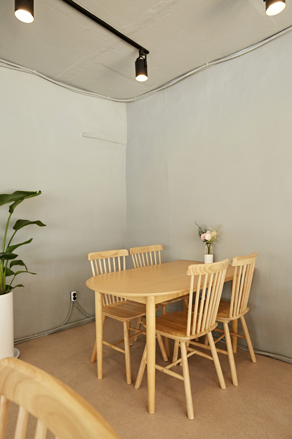 白色梦幻咖啡厅 | 小巧精致的艺术空间-12