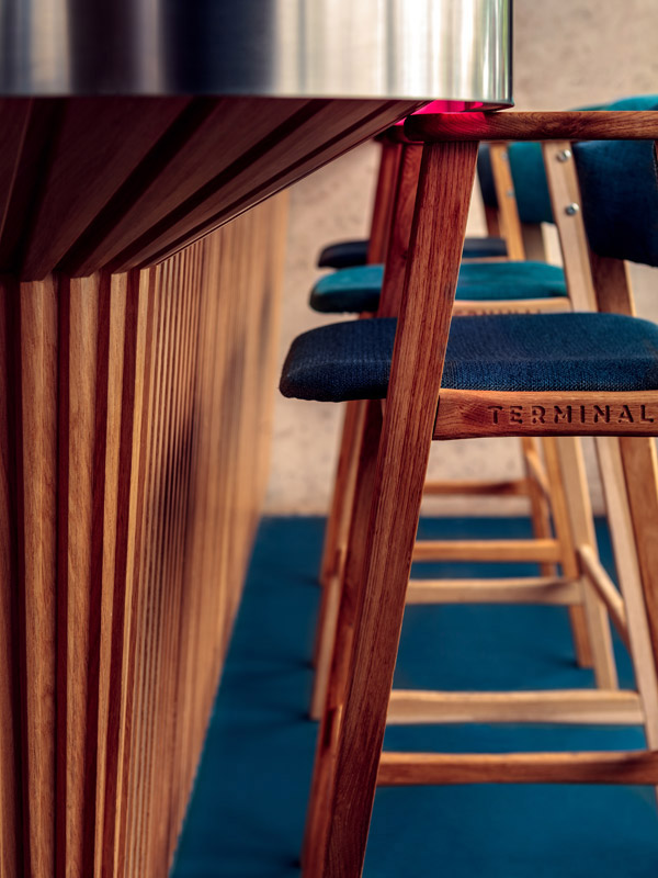 候车大厅内的酒吧餐厅,布达佩斯 / 81font-21