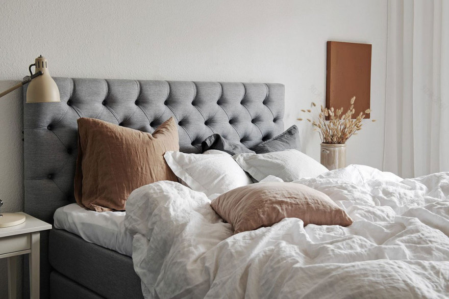 瑞典温馨公寓 | 原木与花卉壁纸的完美融合-20