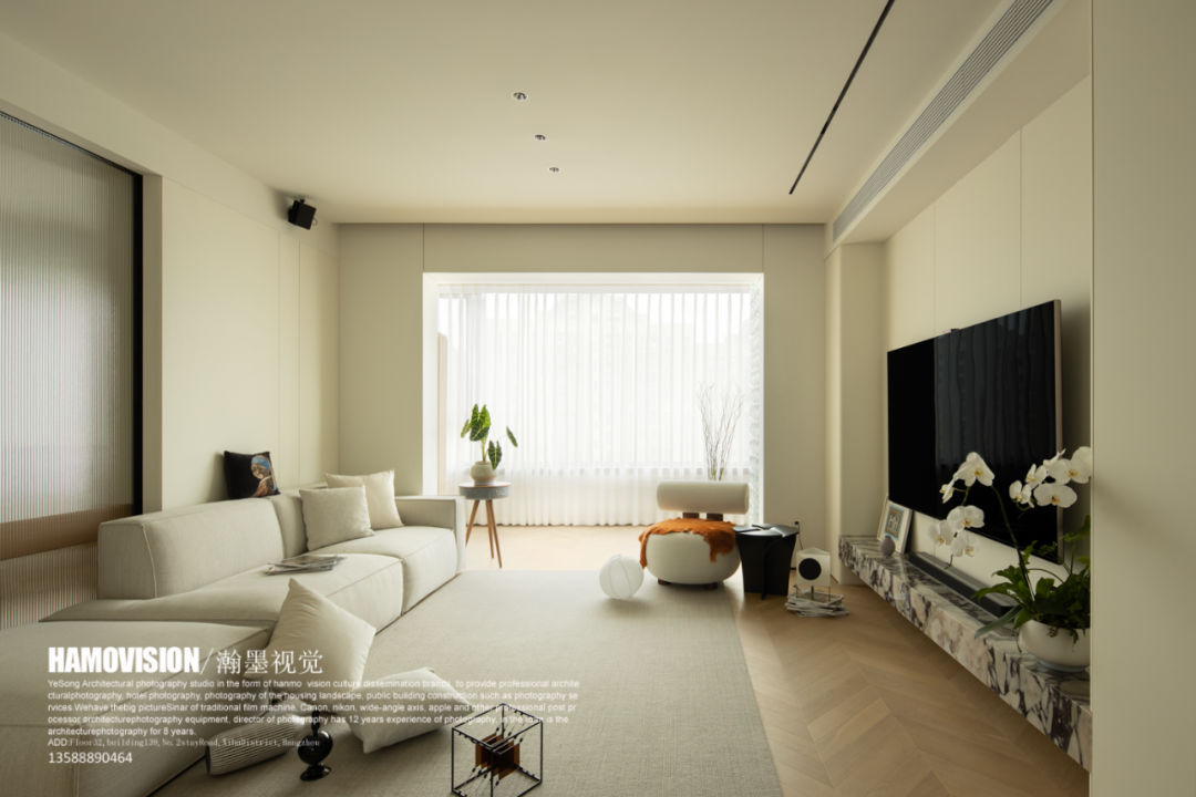 奶油色空间中的极简艺术丨中国上海丨年·演播室-9