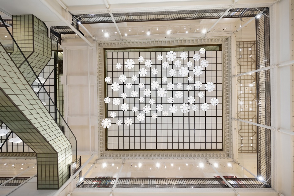 雨滴与花朵 · nendo 为巴黎 Le Bon Marche 打造白色展览-43