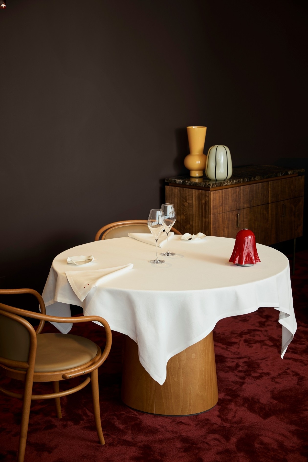 KICK.OFFICE | 一家用色大胆的餐饮空间-10