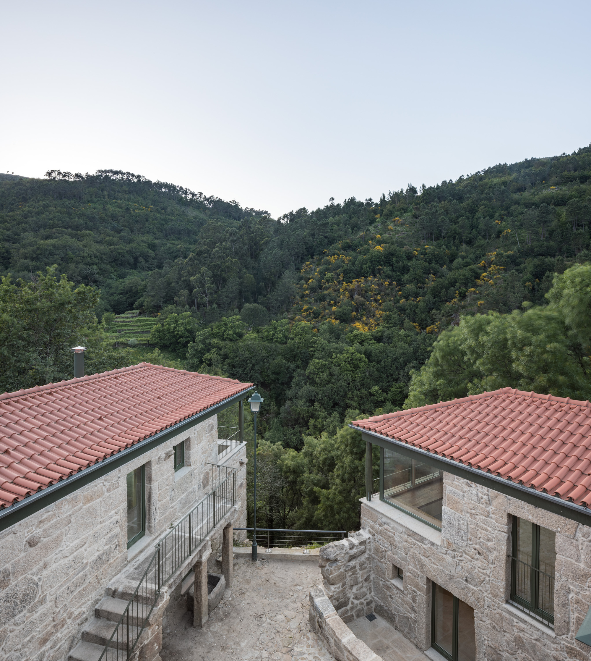 姊妹屋；姊妹楼（需结合具体语境确定最合适的表达，这里假设在描述建筑等场景下） 丨葡萄牙丨oitoo-25