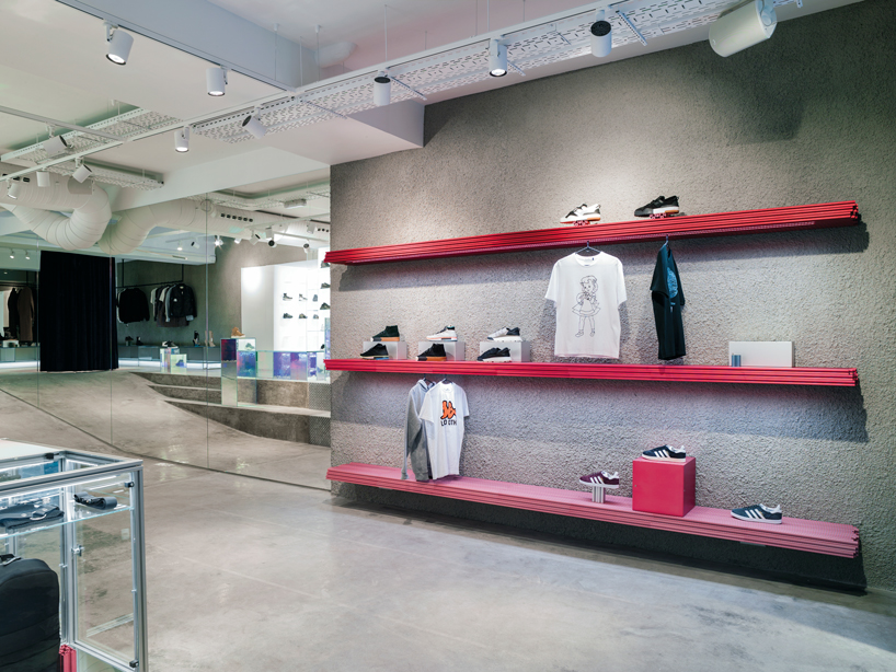 巴塞罗那“sivasdescalzo”商店,铝型材与虹彩水晶玻璃的工业风设计-4