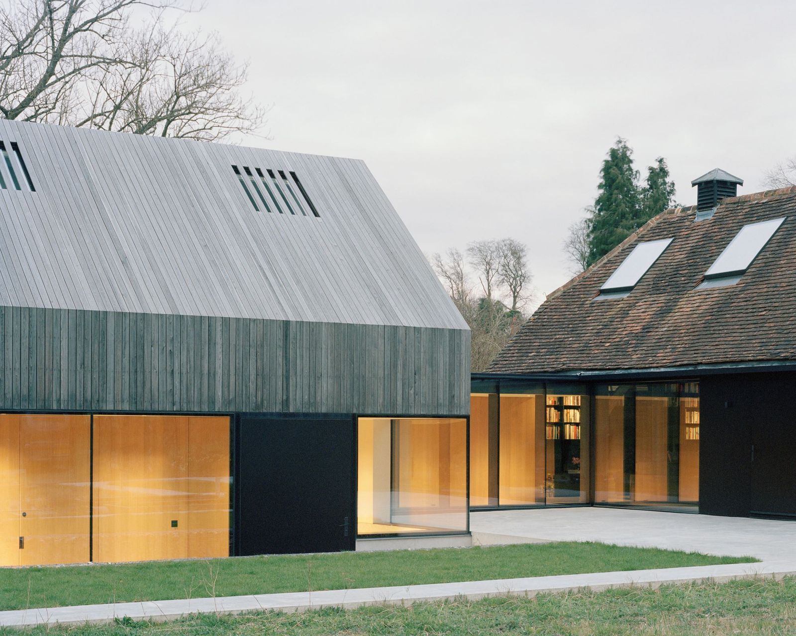 将谷仓改造成带玻璃走廊的简约风乡村住宅丨英国牛津丨McLaren Excell建筑事务所-27