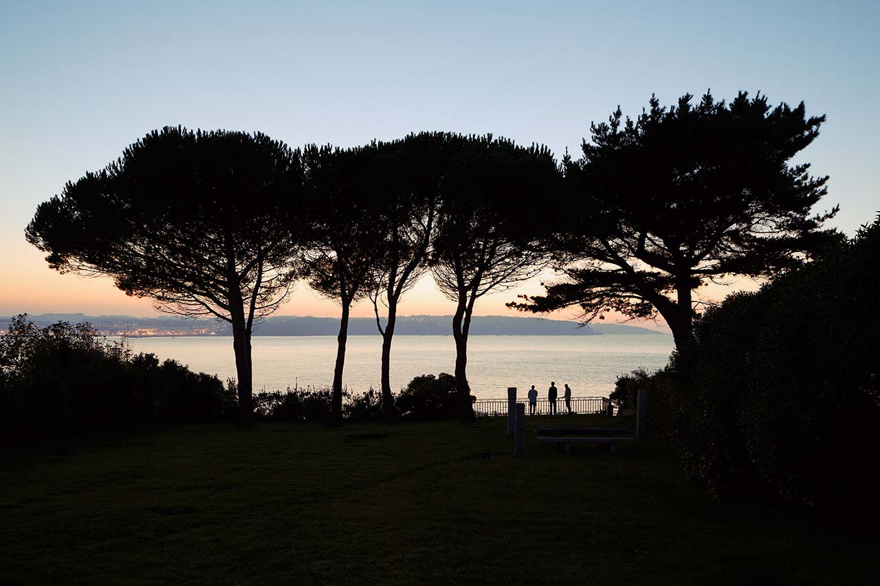 西班牙"波浪"海滨别墅 | 极简与温暖共存-56