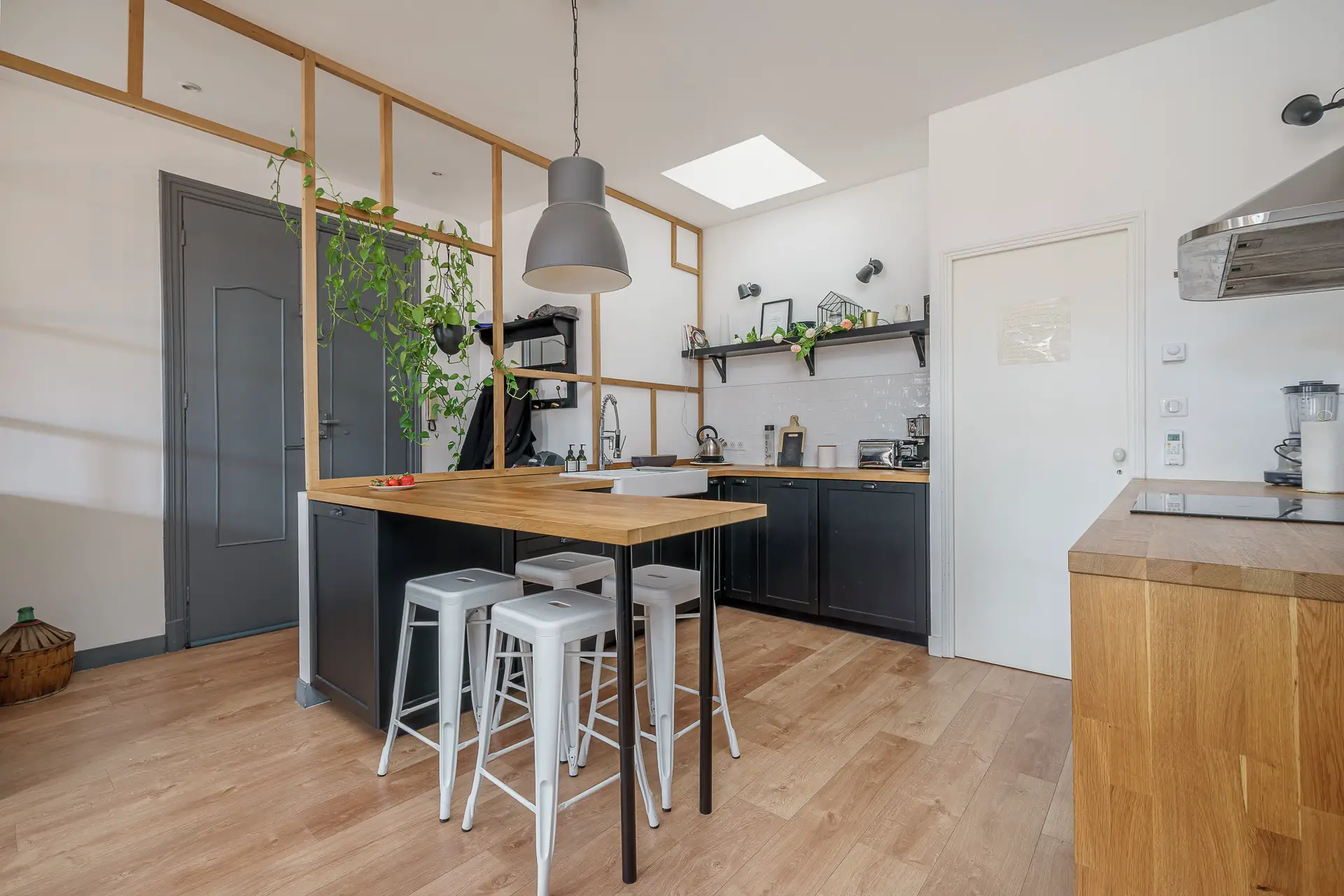 马赛一套翻新的公寓，可看到守护圣母院的景色-8