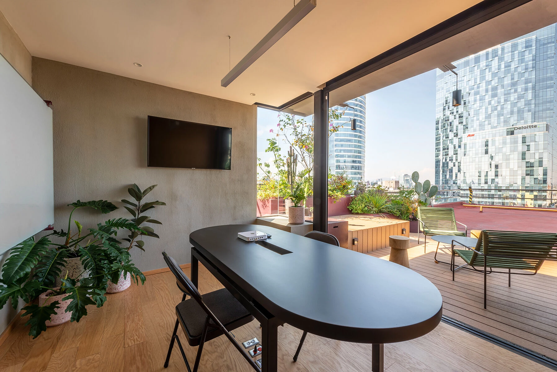 墨西哥城繁忙大道上的空中办公室改造-49