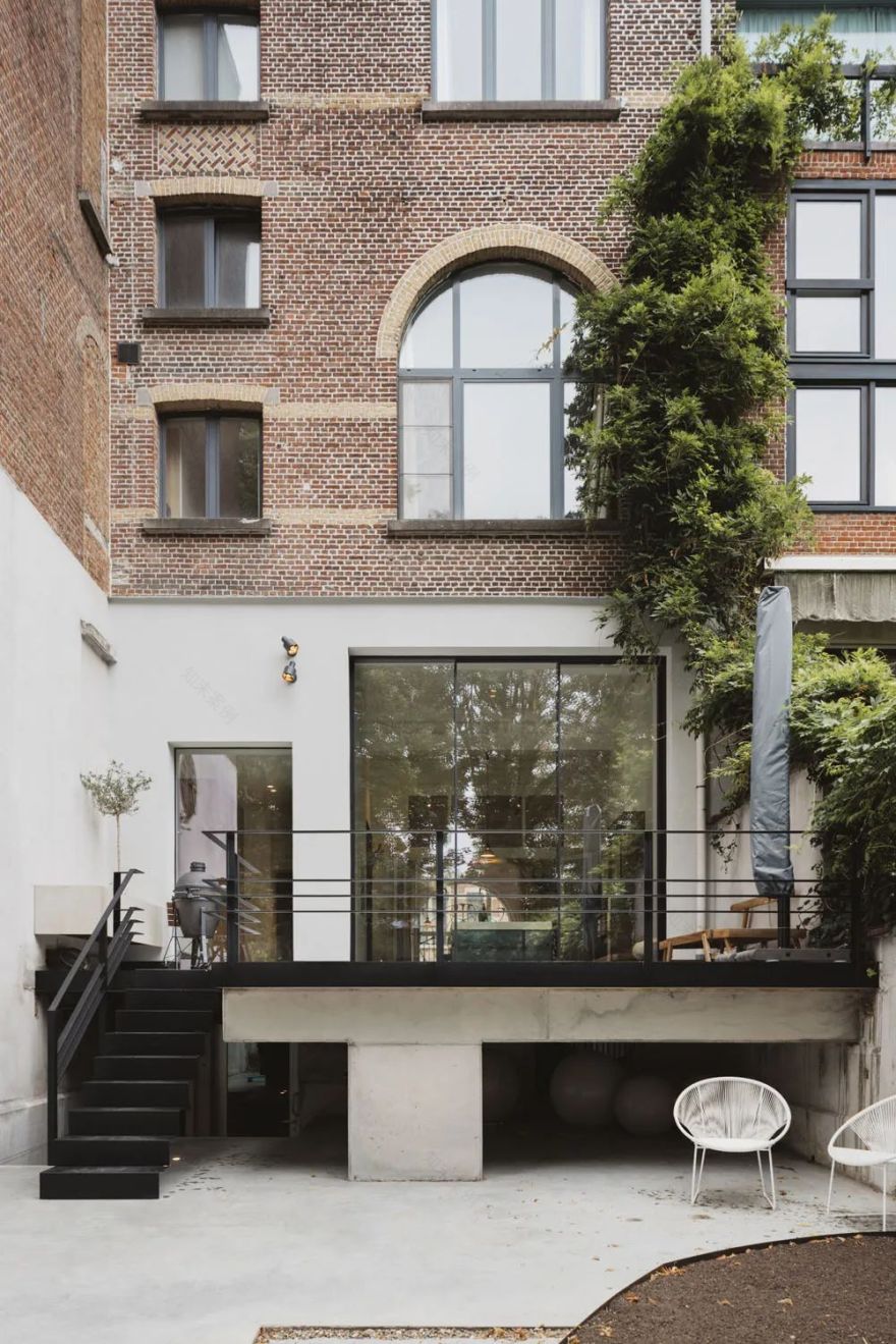 红砖与白线的精致碰撞——比利时安特卫普古典公寓设计-1