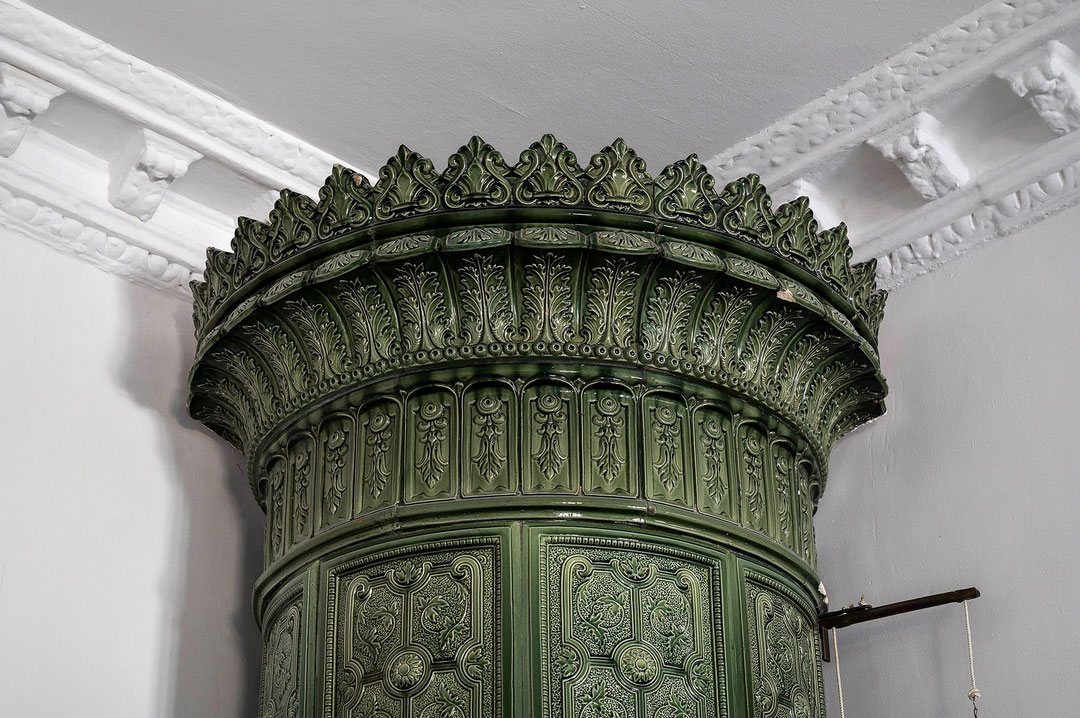 斯堪的纳维亚风格公寓的亮丽条纹沙发-4