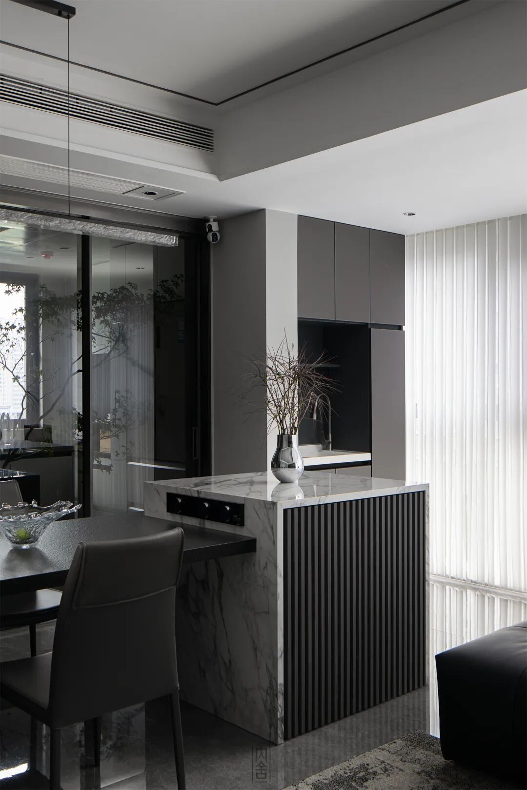内舍软装丨127㎡现代极简风，黑灰+自然光影构建一个松弛的居住场所！-17
