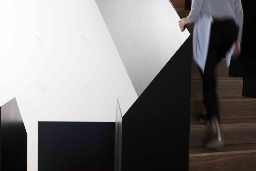 悉尼海崖上的自然曲线住宅-42