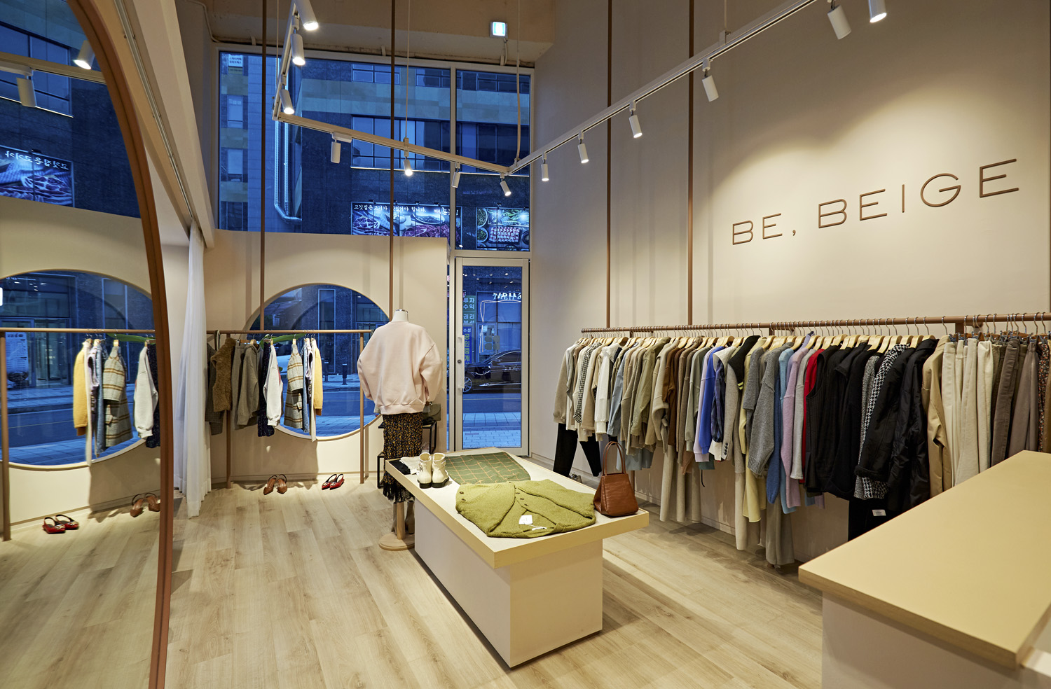 13 坪时尚服装店现代简约设计，明亮舒适-2