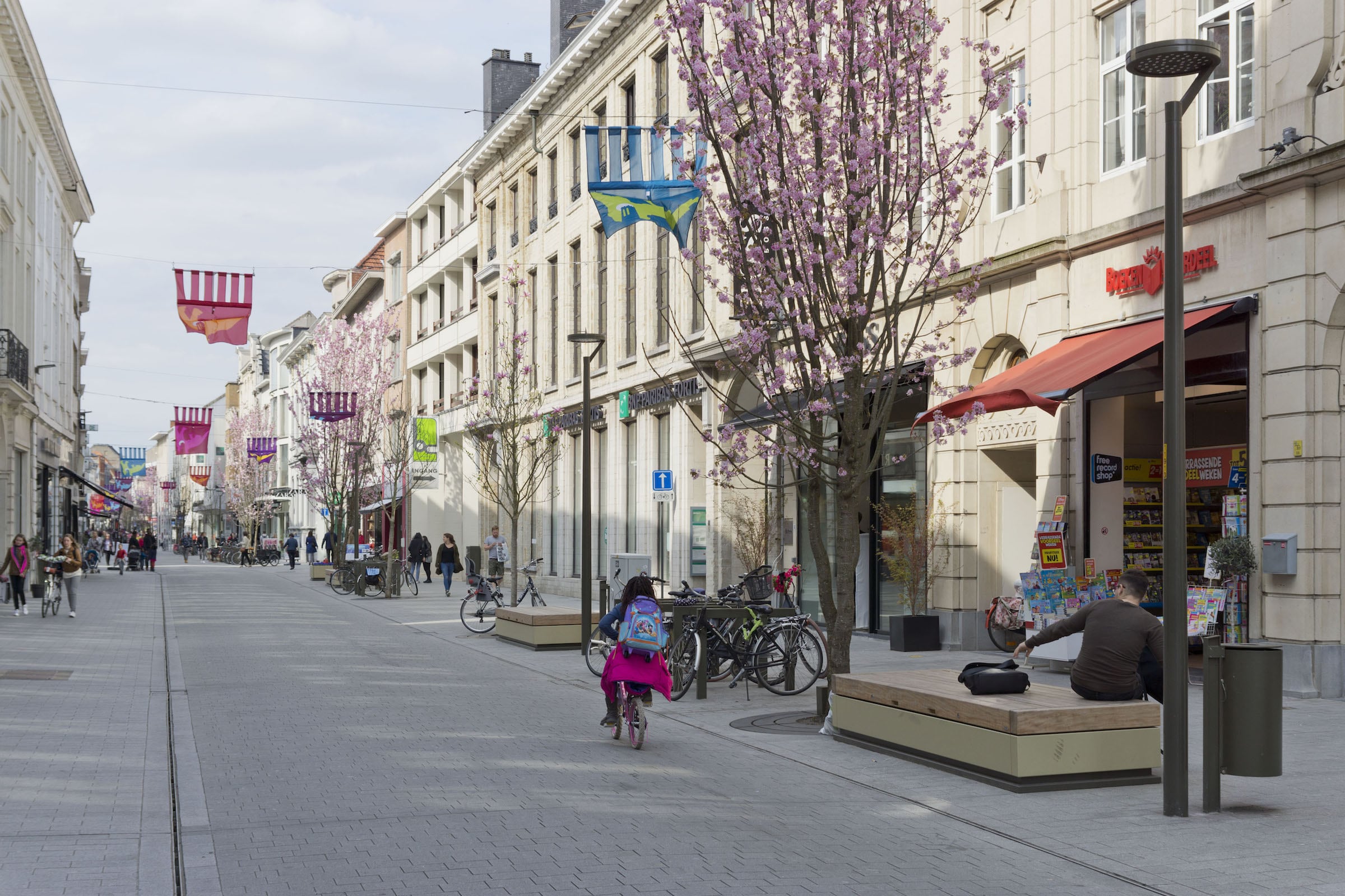 比利时梅赫伦林荫大道——低调而充满活力的购物街设计-8