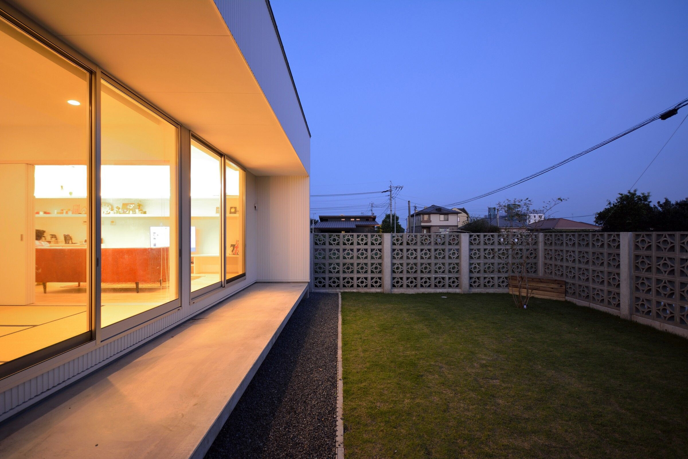 日本长型场地上的简约木质住宅-11