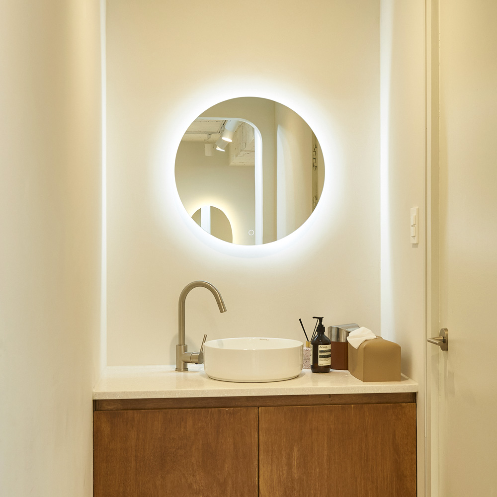 27 平米现代美容院，极简白色与温暖木调的精致空间-16