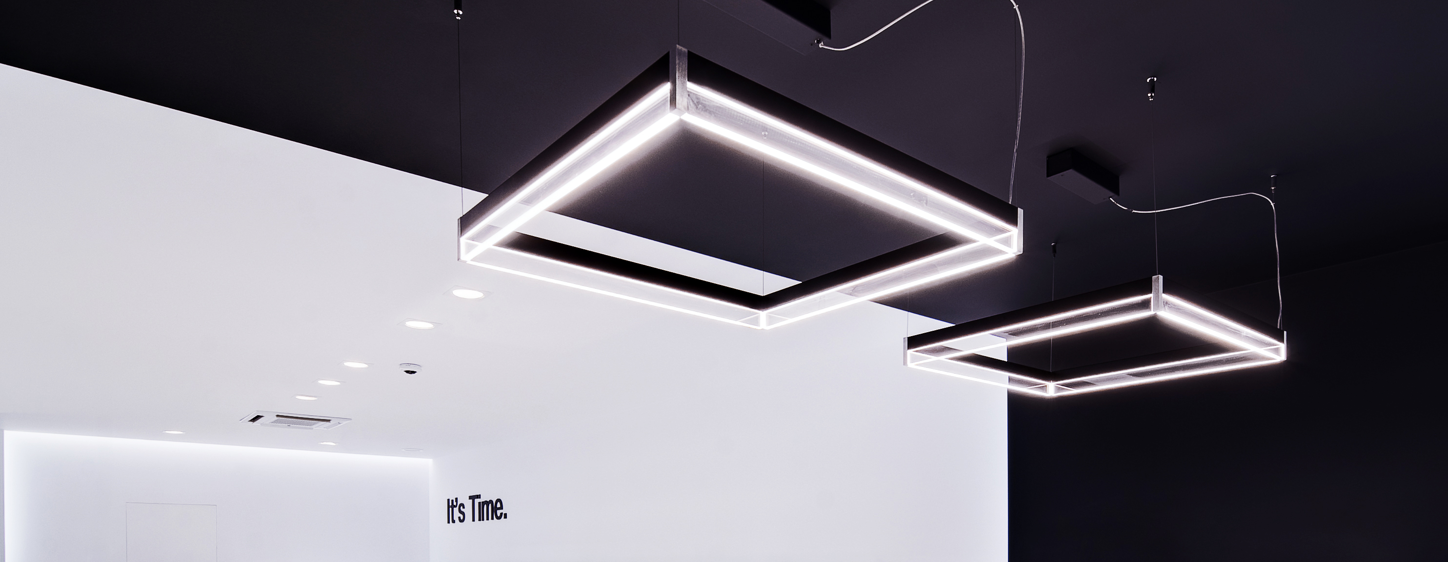 施华洛世奇珠宝店三维黑色 L 形结构设计-5