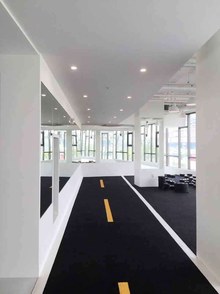 简约时尚的白钢健身房-6