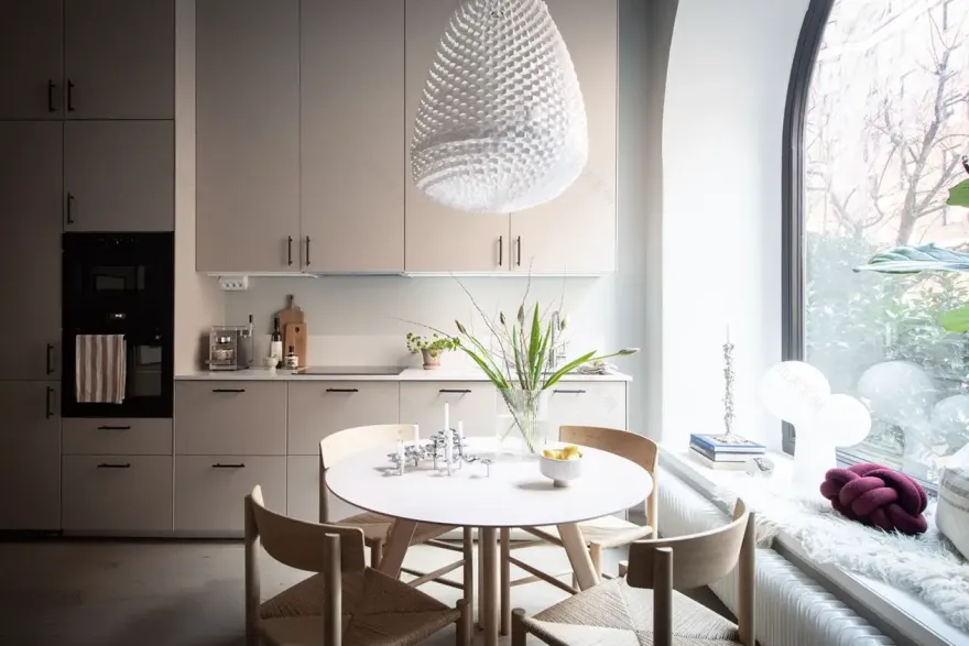 瑞典 35m2 弧形窗工作室 | 古典与现代的完美结合-4