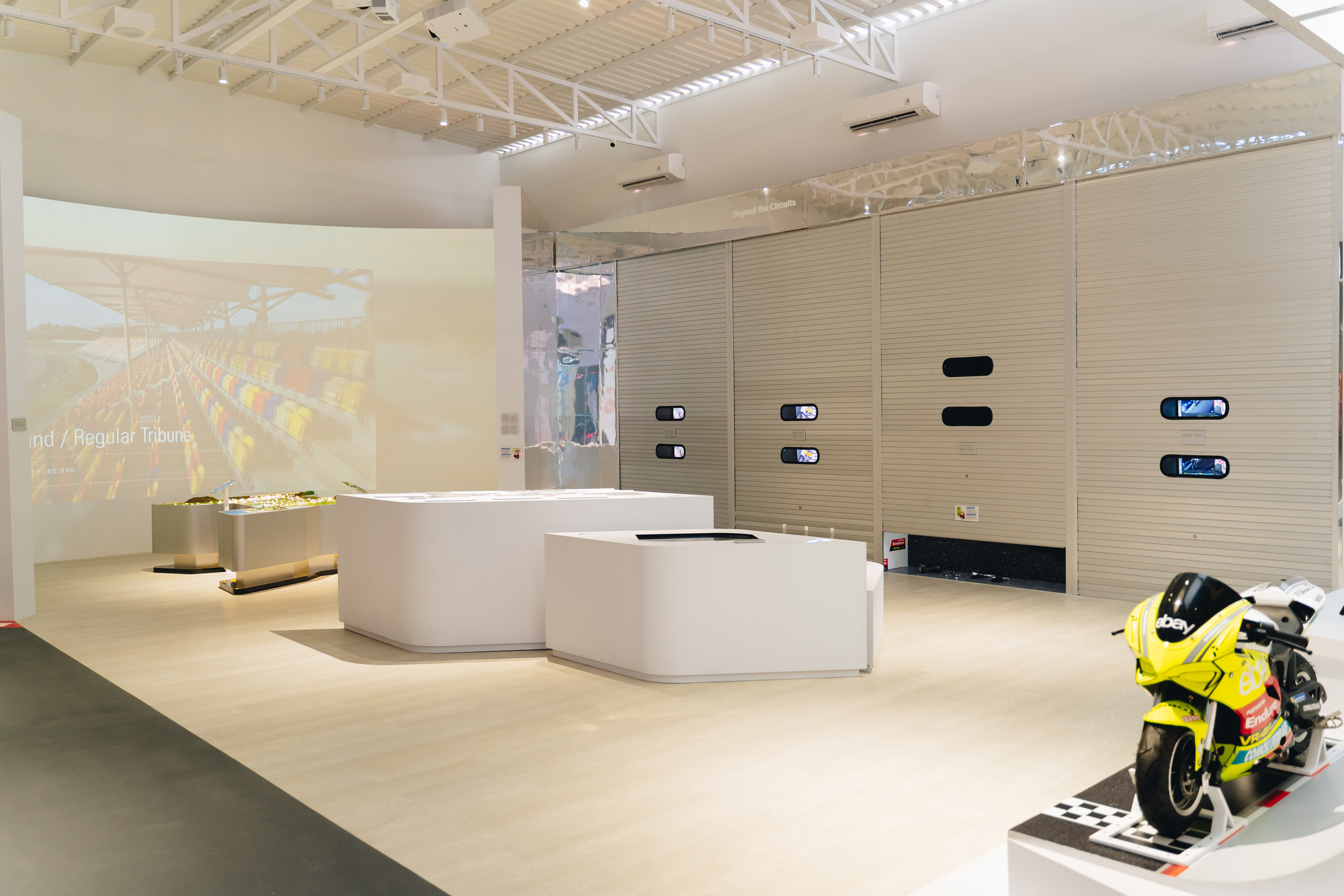 佩特敏纳摩托大奖赛电动体验画廊丨印度丨AT LARS-43