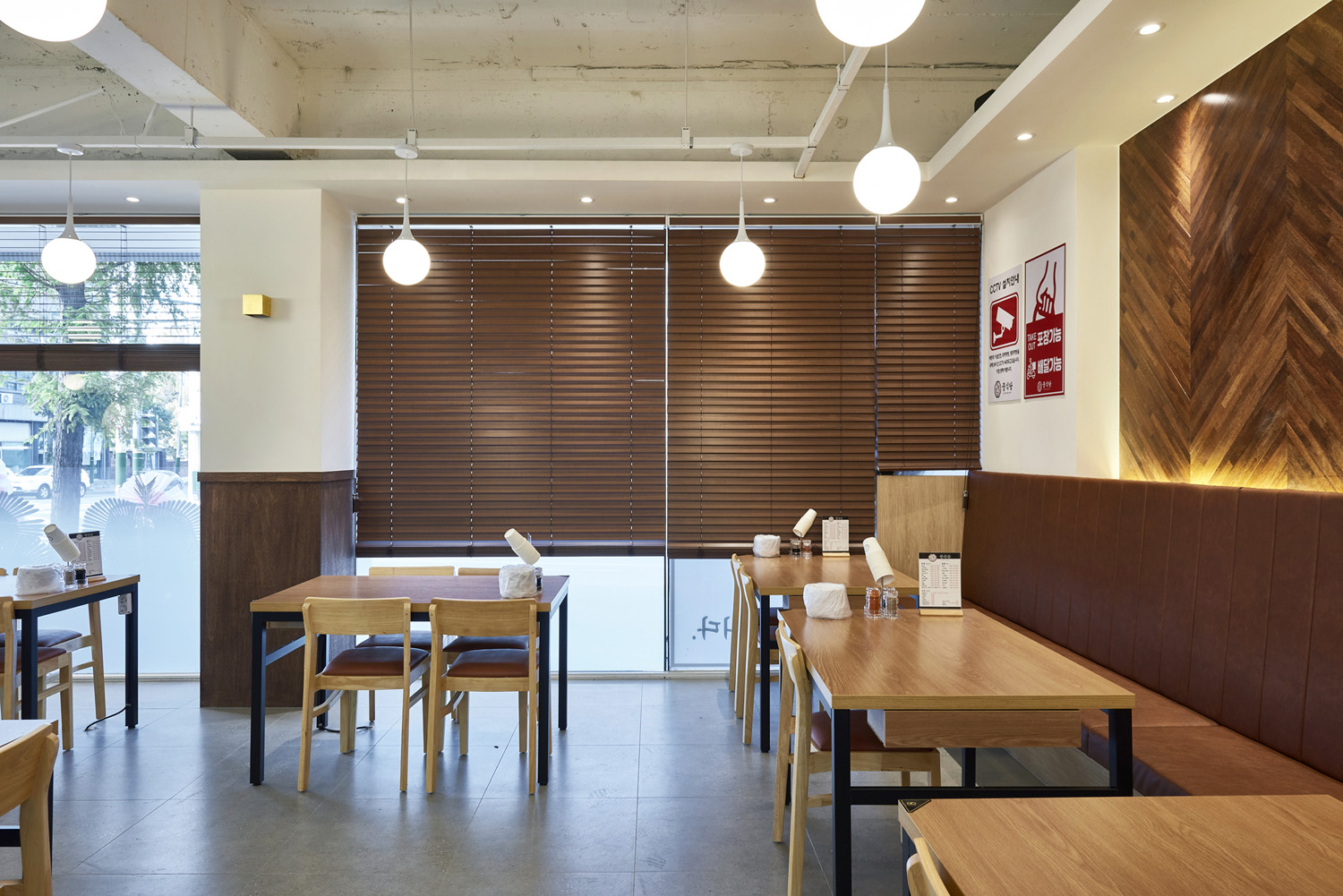 白色与木色交融的 60 平中式餐厅设计-8