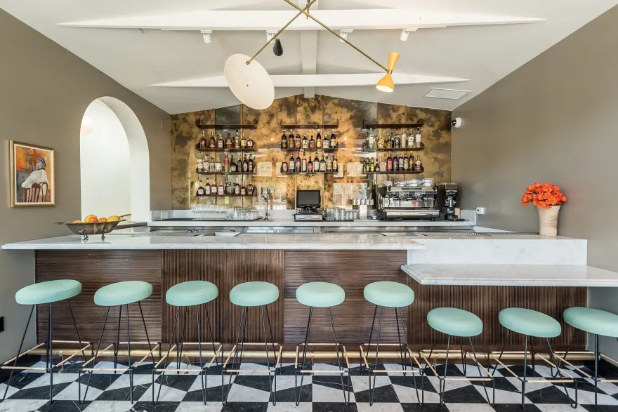 费利餐厅
注:trattoria常见意思是小餐馆;小饭馆;家庭经营的餐厅 ,这里结合语境推测 feli 可能是餐厅名称,所以整体翻译为费利餐厅 丨美国-27