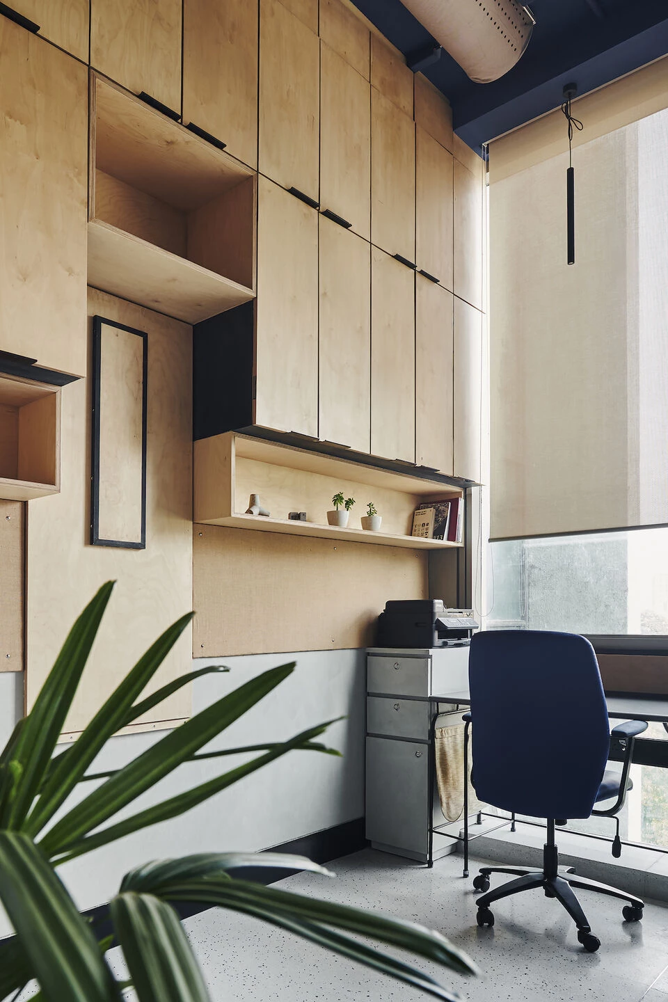 "Velox Motors Offices | 现代工业风格的灵活办公空间"-9