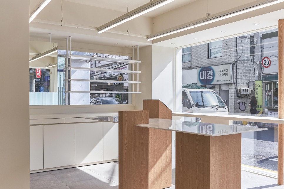 白色与木质，打造 15 平米眼镜店的极简魅力-12