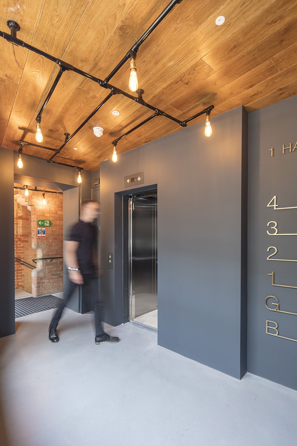 伦敦旧仓库建筑翻新变身开放式办公室-9