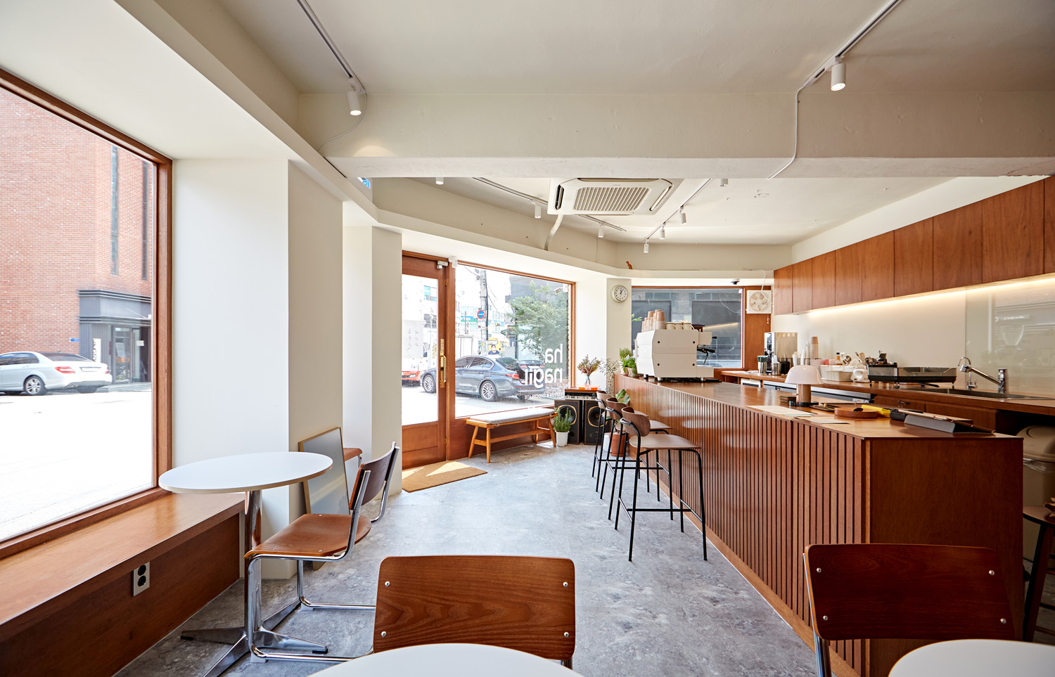 首尔“一巷设计”12 平米白色系个性咖啡厅-7