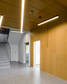 办公楼位于米哈沃维采（注：Michałowicach 是地名，可依据具体语境进行更精准的地名翻译，此处给出一种常见音译） 丨A8 Architektura