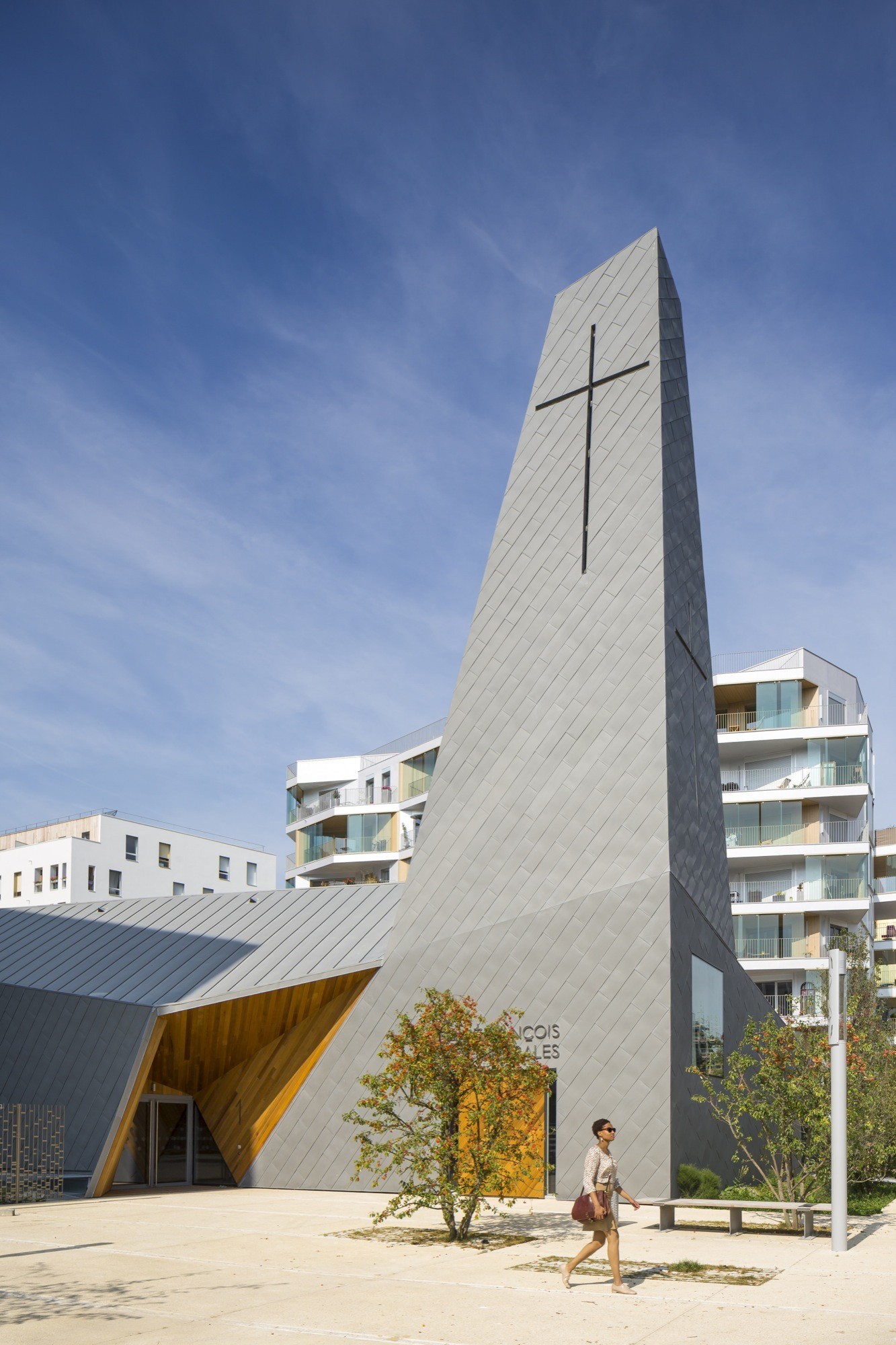 折叠 zinc 外壳中的宁静圣所——法国 Ensemble Pastoral Catholique 教堂设计-27