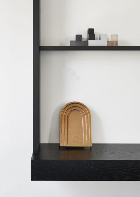 金色的;金黄色的;金的;金制的-191