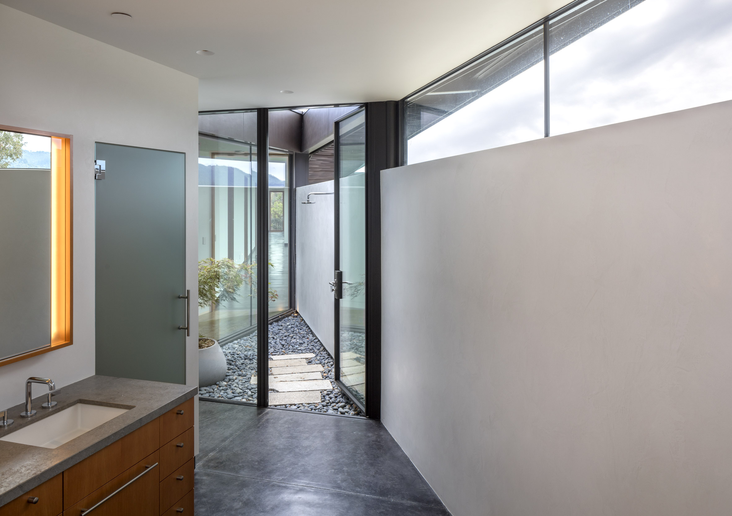 Tree lichen influences California house by Schwartz and Architecture-18