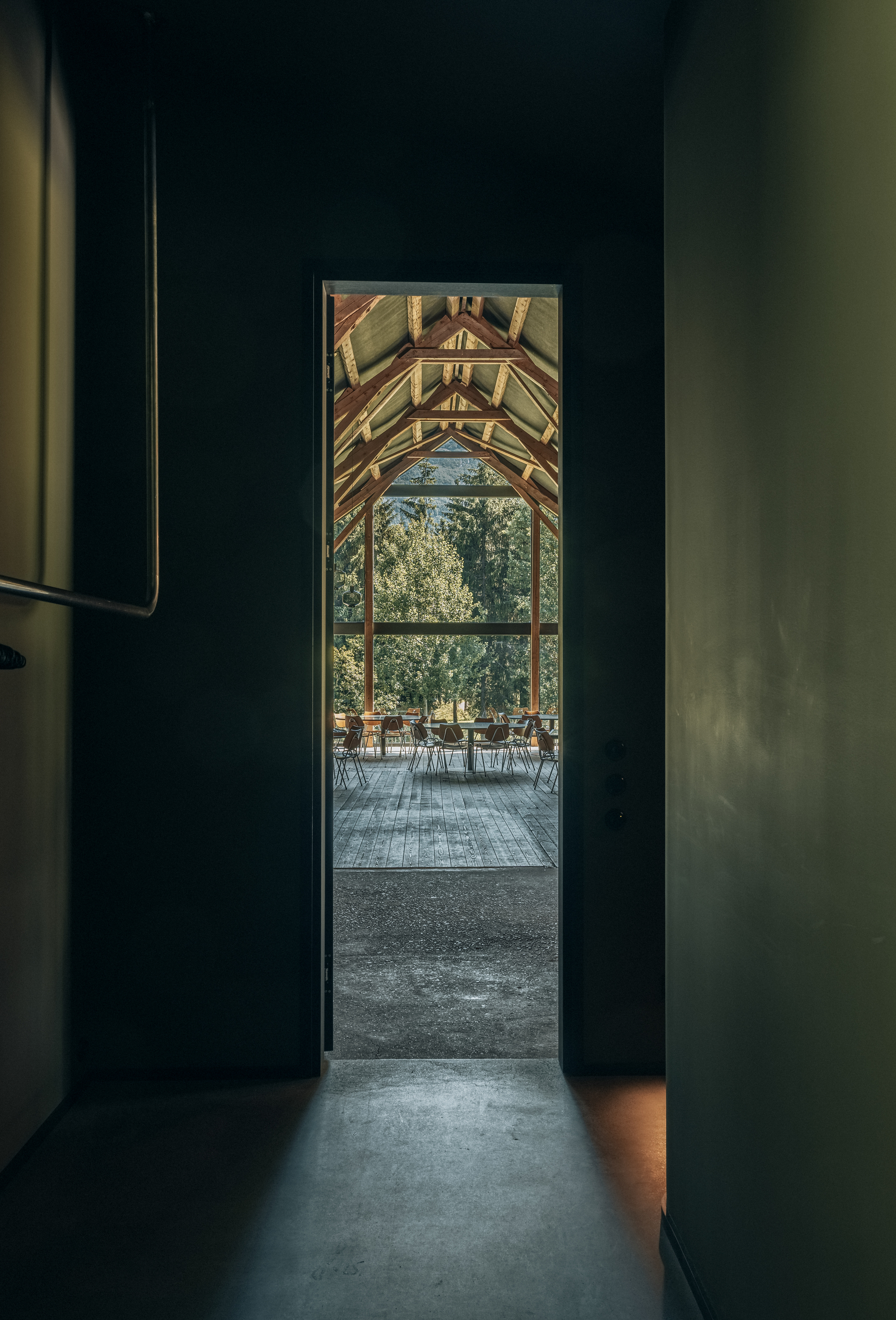 尼卡厨房餐厅21号 24号

说明：由于不清楚21  24具体所指，推测可能是餐厅的门牌号之类，所以按此顺序翻译如果有更多背景信息可进一步准确翻译 丨挪威丨OFFICE INAINN-22